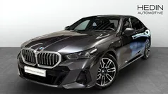 Grå (grey) Begagnad 2024 BMW 520 M Sport Sedan | 588 700 kr (Marknadspris)