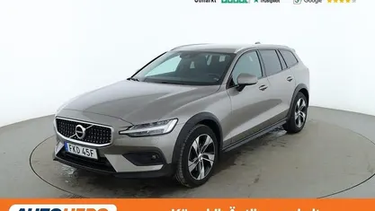 Grå Begagnad 2019 Volvo V60 CC Momentum Kombi | 242 000 kr (Marknadspris)