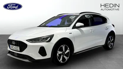 Vit Begagnad 2023 Ford Focus Active Halvkombi | 214 900 kr (Marknadspris)