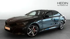 Svart (black) Begagnad 2023 BMW 550e M Sport Sedan | 689 700 kr (Bra pris)
