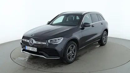 Grå Begagnad 2021 Mercedes GLC300e AMG line SUV | 367 000 kr (Marknadspris)