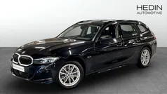 Svart (black) Begagnad 2022 BMW 330e Shadowline Kombi | 344 700 kr (Marknadspris)