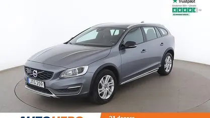 Grå Begagnad 2015 Volvo V60 CC Summum Kombi | 161 000 kr (Marknadspris)