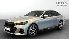 Grå (grey) Begagnad 2025 BMW 530e M Sport Sedan | 727 700 kr (Marknadspris)