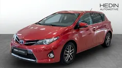 Mörkröd (red) Begagnad 2015 Toyota Auris Hybrid Halvkombi | 139 900 kr (Marknadspris)