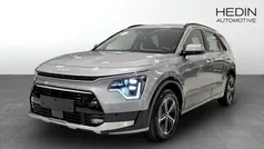 Grå (grey) Ny 2024 Kia Niro SUV | 363 425 kr (Marknadspris)