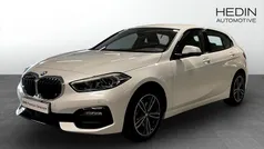 Vit (white) Begagnad 2022 BMW 118 Sport Line Halvkombi | 248 700 kr (Marknadspris)