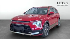 Röd (red) Ny 2025 Kia Niro SUV | 363 425 kr (Marknadspris)