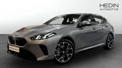 Grå Begagnad 2025 BMW 120 Shadowline Halvkombi | 368 700 kr (Marknadspris)