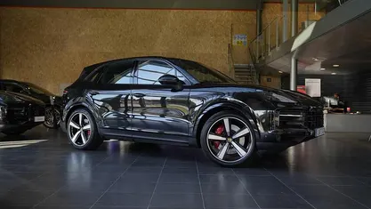 Svart (black) Begagnad 2023 Porsche Cayenne S E-Hybrid SUV | 1 275 000 kr (Marknadspris)