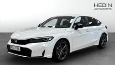Vit (white) Ny 2025 Honda Civic Hybrid Halvkombi | 371 800 kr (Bra pris)