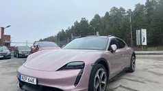 Ljusröd Begagnad 2023 Porsche Taycan 4S Cross Turismo Sedan | 999 900 kr (Bra pris)