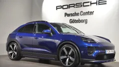 Blå (blue) Ny 2025 Porsche Macan SUV | 1 238 200 kr (Marknadspris)
