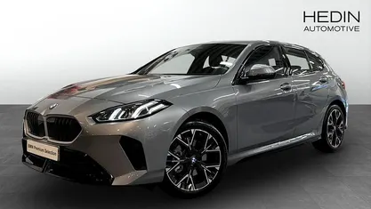 Grå Begagnad 2025 BMW 120 Shadowline Halvkombi | 368 700 kr (Marknadspris)