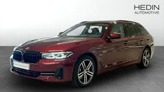 Röd (red) Begagnad 2022 BMW 530e M Sport Kombi | 388 700 kr (Superpris)
