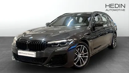 Grå (grey) Begagnad 2023 BMW 530e M Sport Kombi | 438 700 kr (Marknadspris)