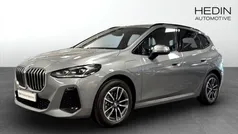 Grå (grey) Begagnad 2024 BMW 225 Active Tourer M Sport Minibuss | 438 700 kr (Marknadspris)