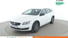 Vit Begagnad 2016 Volvo V60 CC Summum Kombi | 218 000 kr (Marknadspris)