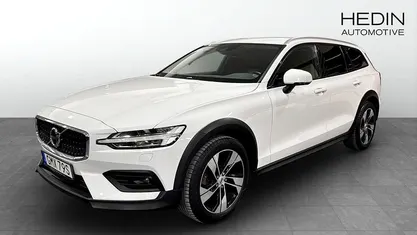 Vit Begagnad 2019 Volvo V60 CC Momentum Kombi | 249 900 kr (Marknadspris)
