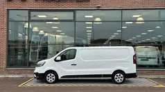 Vit Begagnad 2023 Renault Trafic Van | 384 575 kr (Marknadspris)
