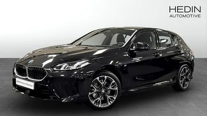 Svart (black sapphire metallic) Begagnad 2025 BMW 120 Shadowline Halvkombi | 364 700 kr (Bra pris)