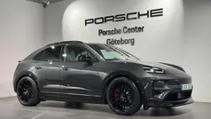 Grå (grey) Ny 2025 Porsche Macan Turbo SUV | 1 538 100 kr (Marknadspris)