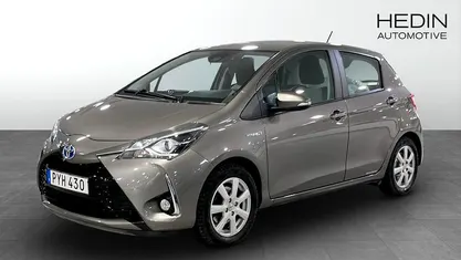 Grå Begagnad 2018 Toyota Yaris Hybrid Active Halvkombi | 164 900 kr (Marknadspris)