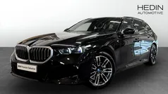Svart (black) Begagnad 2025 BMW 530e M Sport Kombi | 678 700 kr (Superpris)
