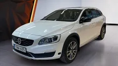 Vit Begagnad 2017 Volvo V60 CC Summum Kombi | 264 900 kr (Marknadspris)
