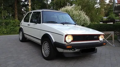 Begagnad VW Golf II GTI 112 HK (82 kW) 1983 Vit Halvkombi