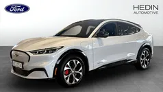 Vit Begagnad 2023 Ford Mustang Mach-E Standard Range SUV | 629 900 kr