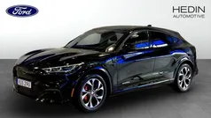 Svart (black) Begagnad 2022 Ford Mustang Mach-E SUV | 384 900 kr (Marknadspris)