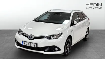 Vit Begagnad 2017 Toyota Auris Hybrid Kombi | 189 900 kr