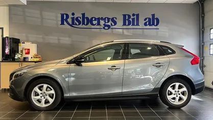 Grå Begagnad 2014 Volvo V40 CC Momentum Kombi | 124 900 kr (Marknadspris)