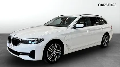 Vit Begagnad 2022 BMW 530e Kombi | 299 900 kr (Marknadspris)