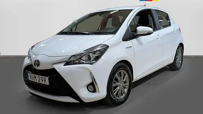Vit Begagnad 2019 Toyota Yaris Hybrid Active Halvkombi | 139 500 kr (Marknadspris)