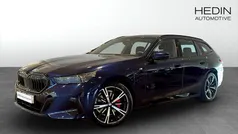 Blå (blue) Begagnad 2025 BMW 530e M Sport Kombi | 738 700 kr (Marknadspris)