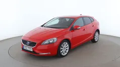 Röd Begagnad 2015 Volvo V40 Kinetic Kombi | 109 000 kr (Marknadspris)