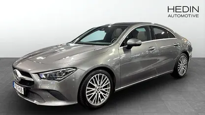 Mörkgrå (grey) Begagnad 2021 Mercedes CLA220 Sedan | 324 900 kr (Marknadspris)