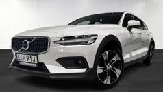Vit (white) Begagnad 2021 Volvo V60 CC Momentum Kombi | 318 900 kr (Superpris)