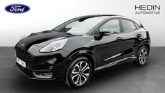 Svart (black) Begagnad 2022 Ford Puma Gen-E ST-Line Halvkombi | 219 000 kr (Marknadspris)