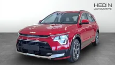 Röd (red) Ny 2025 Kia Niro SUV | 363 425 kr (Marknadspris)