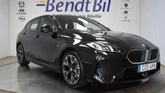 Svart Begagnad 2024 BMW 120 M Sport Halvkombi | 379 500 kr (Marknadspris)