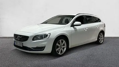 Vit Begagnad 2017 Volvo V60 Momentum Kombi | 179 000 kr (Marknadspris)