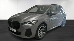 Grå (grey) Begagnad 2023 BMW 225 Kombi | 389 900 kr (Marknadspris)