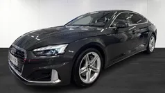Mörkgrå (grey) Begagnad 2022 Audi A5 Sportback Advanced Halvkombi | 359 900 kr (Marknadspris)