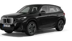 Svart (black sapphire metallic) Ny 2025 BMW iX1 Comfort Edition SUV | 634 100 kr (Marknadspris)