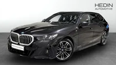 Svart Begagnad 2025 BMW 530e M Sport Kombi | 668 700 kr (Marknadspris)