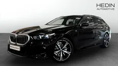 Svart (black) Begagnad 2025 BMW 530e M Sport Kombi | 678 700 kr (Bra pris)