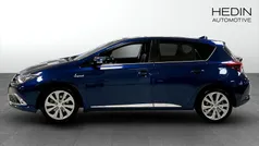 Mörkblå (blue) Begagnad 2016 Toyota Auris Hybrid Halvkombi | 159 900 kr (Marknadspris)